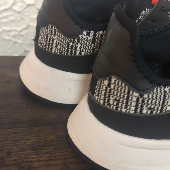 EC Boys ADIDAS Sneakers - Picture 2 of 4